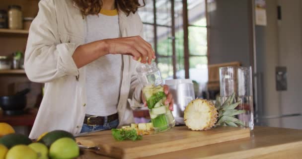 Šťastný Smíšený Závod Žena Připravuje Zdravotní Nápoj Stojící Chalupě Kuchyně — Stock video