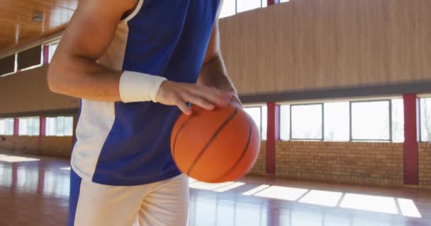 Biały Mężczyzna Koszykarz Ćwiczy Dryblowanie Strzelanie Piłką Koszykówka Trening Sportowy — Wideo stockowe