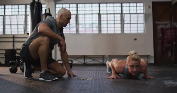 Beyaz Bir Kadın Spor Salonunda Erkek Antrenörle Şınav Çekiyor Spor — Stok video