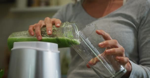 Kaukasische Frau Gießt Grünen Gemüse Smoothie Glasbehälter Der Küche Haushalt — Stockvideo