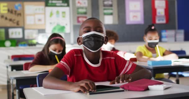 Afroamerikansk Pojke Med Ansiktsmask Skrivbordet Skolan Hygien Och Social Distans — Stockvideo