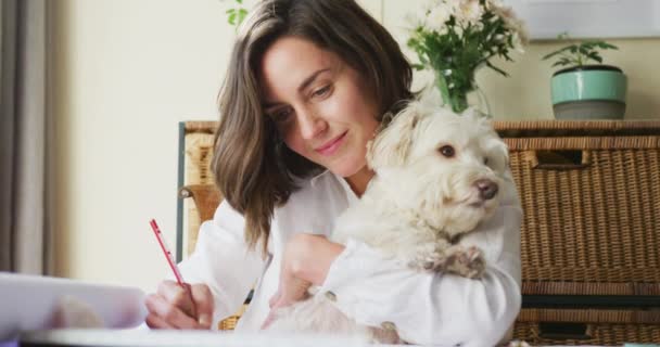 Biała Kobieta Rysująca Domu Przytulająca Swojego Psa Towarzystwo Zwierząt Domowych — Wideo stockowe