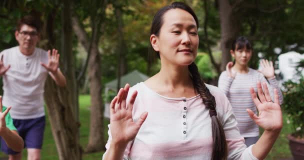 Mutlu Asyalı Ebeveynler Bahçede Kızlarıyla Oğluyla Egzersiz Yapıyor Birlikte Tai — Stok video