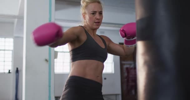 Caucasian Female Boxer Wearing Boxing Gloves Kicking Punching Bag Gym — Vídeos de Stock