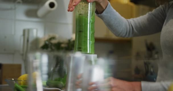 Blanke Vrouw Bereidt Groene Groentesmoothie Keuken Huishoudelijk Leven Voeding Gezond — Stockvideo