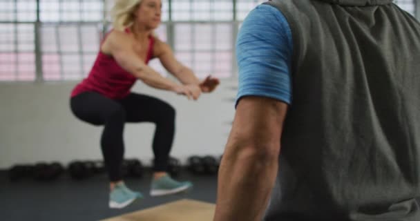 Beyaz Kadın Spor Salonunda Erkek Antrenörle Pilo Kutusuna Atlıyor Spor — Stok video