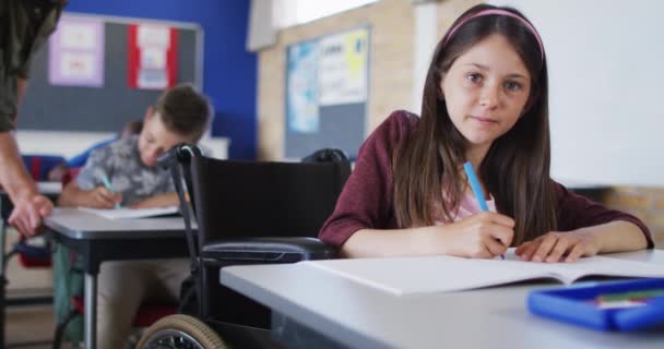 Porträtt Glad Kaukasiska Skolflicka Sitter Rullstol Klassrummet Tittar Kameran Barn — Stockvideo