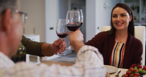 Sonriente Madre Caucásica Haciendo Brindis Con Marido Padre Mesa Antes — Vídeo de stock