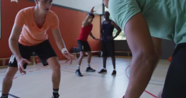 Zróżnicowana Męska Drużyna Koszykówki Trener Meczu Koszykówka Trening Sportowy Boisku — Wideo stockowe