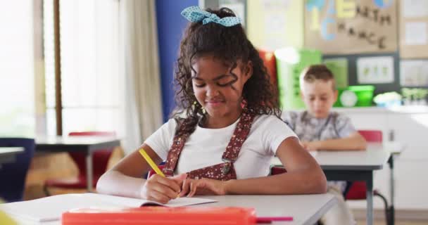 Portret Van Gelukkig Gemengd Ras Schoolmeisje Zittend Klas Notities Makend — Stockvideo