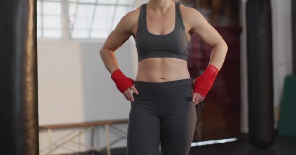 Porträtt Kaukasiska Kvinnliga Boxare Med Händerna Höfter Stående Gymmet Sport — Stockvideo