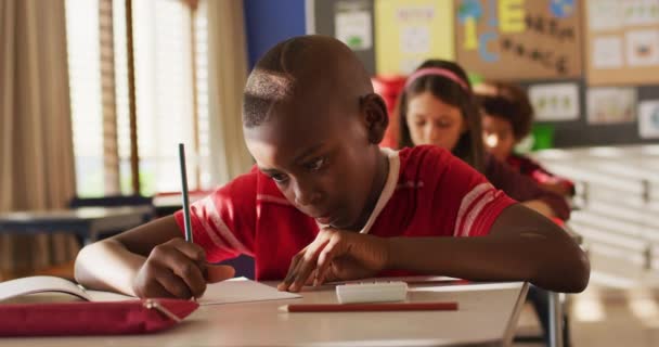 Retrato Colegial Afroamericano Sentado Clase Tomando Notas Mirando Cámara Niños — Vídeo de stock