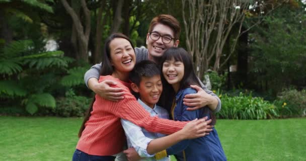Lächelnde Asiatische Eltern Umarmen Glückliche Sohn Und Tochter Garten Glückliche — Stockvideo