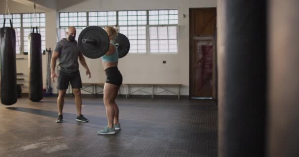 Běloška Masce Zvedání Činek Trenérem Zdraví Fitness Trénink Tělocvičně Během — Stock video