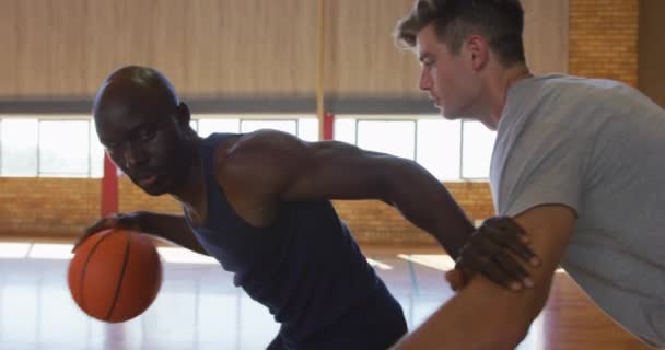 Jogador Basquete Masculino Caucasiano Treinador Praticar Driblando Bola Basquete Treinamento — Vídeo de Stock