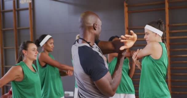 Różnorodna Kobieca Drużyna Koszykówki Rozciągająca Się Trenerem Koszykówka Trening Sportowy — Wideo stockowe