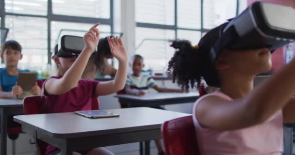 Diversos Escolares Sentados Aula Usando Gafas Realidad Virtual Niños Escuela — Vídeo de stock