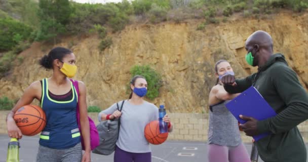 Diverse Weibliche Basketballteams Und Männliche Trainer Mit Gesichtsmasken Grüßen Mit — Stockvideo