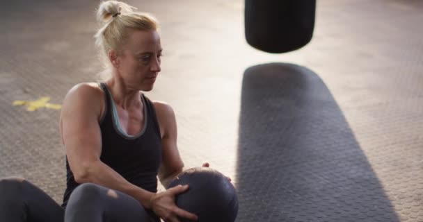 Fit Mulher Caucasiana Realizando Exercícios Abdominais Com Bola Medicina Ginásio — Vídeo de Stock