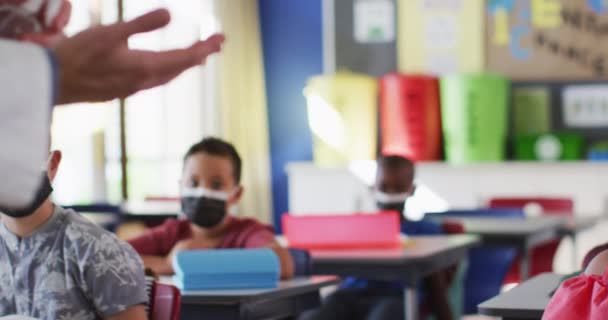 Diverso Maestro Desinfectando Las Manos Aula Con Los Escolares Sentados — Vídeos de Stock