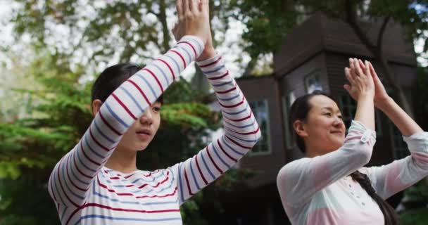 Szczęśliwa Azjatycka Matka Ćwicząca Ogrodzie Córką Razem Ćwicząca Tai Chi — Wideo stockowe