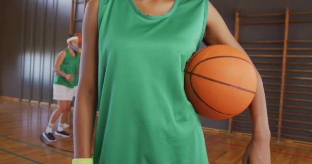 Ritratto Giocatrice Afroamericana Basket Con Compagni Squadra Sullo Sfondo Pallacanestro — Video Stock