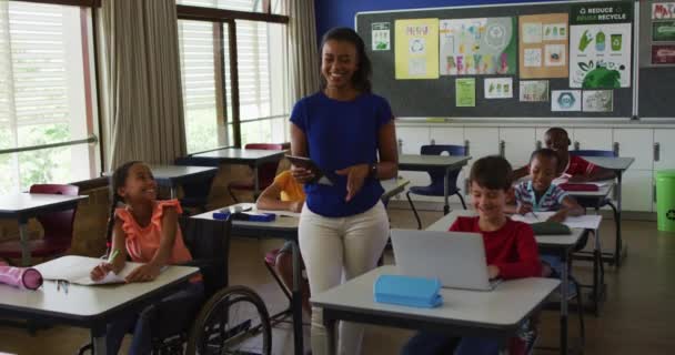 Feliz Diversa Maestra Con Tableta Escolares Durante Lección Clase Niños — Vídeos de Stock