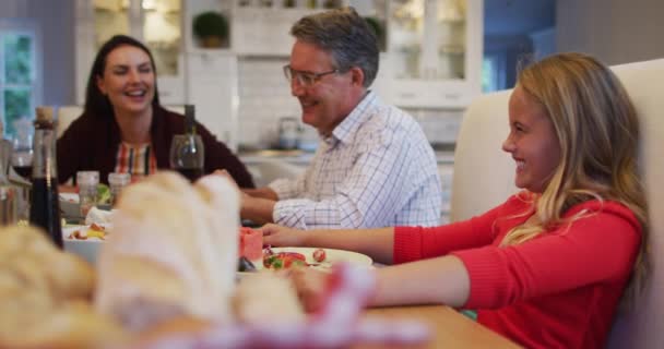 Glückliche Kaukasische Mehrgenerationenfamilie Die Beim Familienessen Mit Dem Smartphone Tisch — Stockvideo