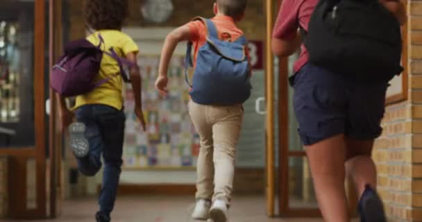 Különböző Iskolás Gyerekek Hátizsákot Hordanak Gyorsan Futnak Iskola Folyosóján Általános — Stock videók
