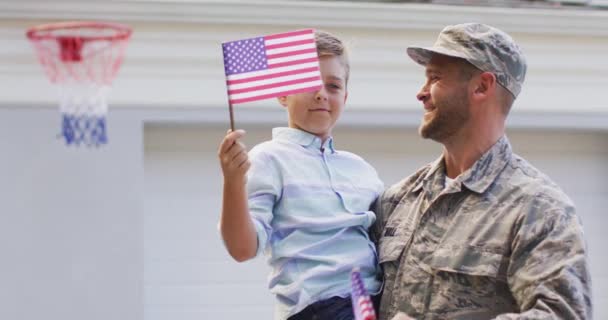 Felice Soldato Maschio Caucasico Che Porta Figlio Sorridente Con Bandiere — Video Stock