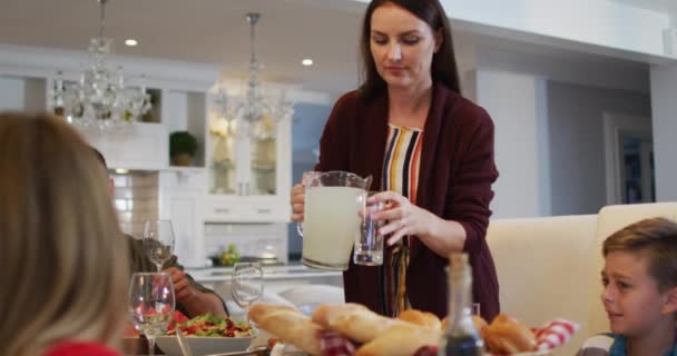 在家庭用餐前 给孩子们倒柠檬水时 笑笑的高加索母亲 多代同堂的家庭在家里共度时光 — 图库视频影像