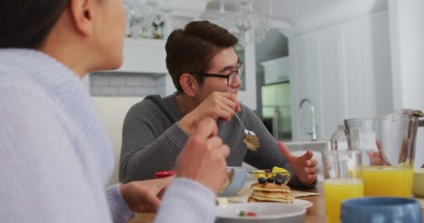 Feliz Asiática Padres Cocina Desayunando Hablando Con Sonriente Hija Familia — Vídeo de stock