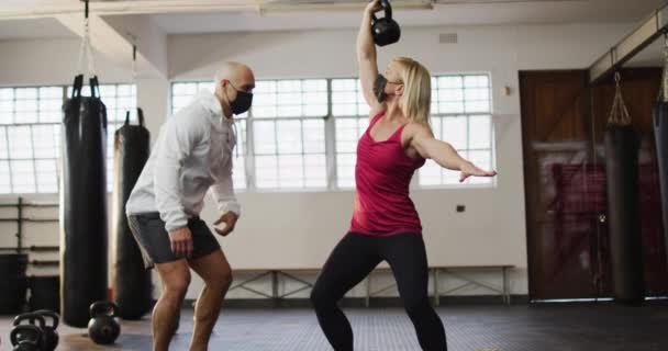 Pasuje Białej Kobiety Masce Ćwiczącej Dzwonkami Czajnika Trenerem Siłowni Sport — Wideo stockowe