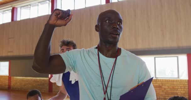 Különböző Férfi Kosárlabda Csapat Edző Együtt Ünnepelnek Kosárlabda Sportoktatás Egy — Stock videók