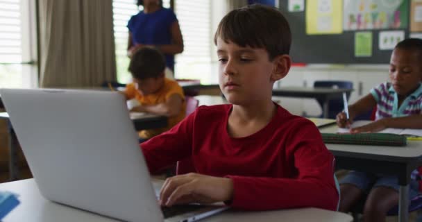 Portrét Šťastného Bělocha Sedícího Třídě Používajícího Notebook Hledícího Kamery Děti — Stock video