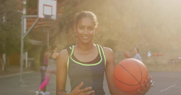 Porträt Einer Afrikanisch Amerikanischen Basketballspielerin Die Ball Hält Und Die — Stockvideo