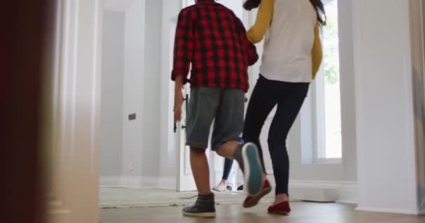 Emocionado Hijo Asiático Hija Casa Corriendo Para Saludar Los Padres — Vídeo de stock