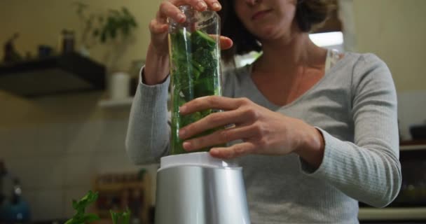 白种人女人在厨房里准备绿色蔬菜冰沙 家庭生活 食物和健康生活概念 — 图库视频影像
