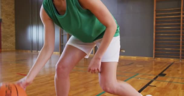 Vit Kvinnlig Basketspelare Sportkläder Dribblande Boll Basketboll Idrottsträning Vid Inomhusplan — Stockvideo
