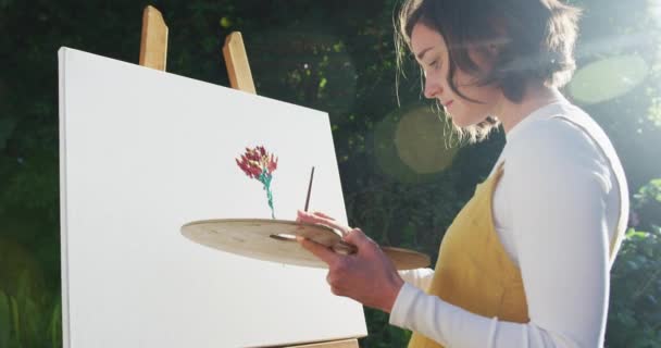 Donna Caucasica Con Capelli Castani Che Dipinge Nel Giardino Soleggiato — Video Stock