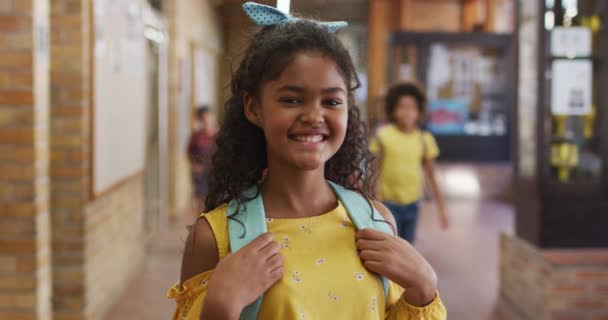 Retrato Una Colegiala Feliz Raza Mixta Pie Pasillo Mirando Cámara — Vídeo de stock