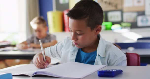 Portret Van Een Blije Blanke Schooljongen Die Klas Zat Notities — Stockvideo