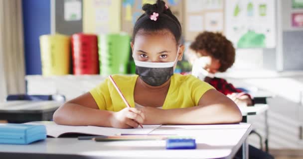 Porträtt Blandras Skolflicka Bär Ansiktsmask Klassrummet Tittar Kameran Barn Grundskolan — Stockvideo