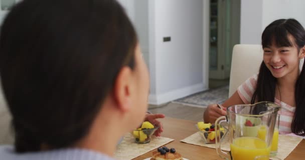 Pais Asiáticos Felizes Cozinha Tomando Café Manhã Conversando Com Filha — Vídeo de Stock