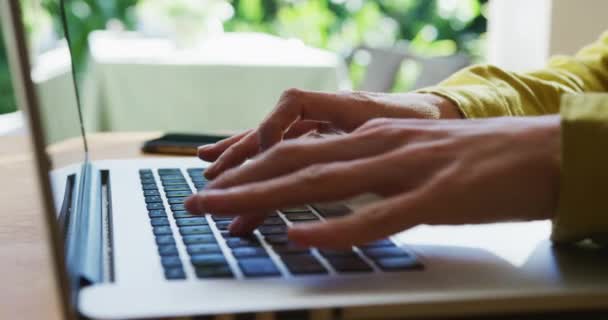 Midsection Mulher Caucasiana Usando Laptop Trabalhando Casa Casa Durante Bloqueio — Vídeo de Stock