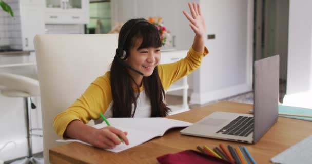 Chica Asiática Feliz Casa Sentado Escritorio Sonriendo Durante Lección Escuela — Vídeos de Stock