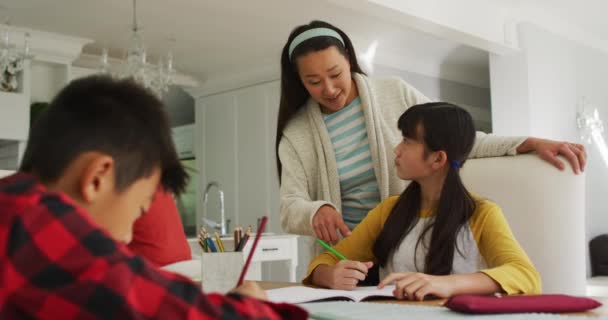 Asiática Madre Cocina Ayudando Hijo Hija Haciendo Trabajo Escolar Casa — Vídeos de Stock