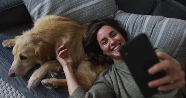 Gülümseyen Beyaz Kadın Akıllı Telefonuyla Selfie Çekiyor Yanındaki Koltukta Evcil — Stok video