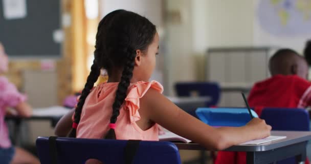 Retrato Una Colegiala Feliz Raza Mixta Sentada Aula Tomando Notas — Vídeos de Stock