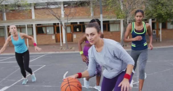 Zróżnicowana Żeńska Drużyna Koszykarska Grająca Mecz Dryblująca Piłka Koszykówka Trening — Wideo stockowe